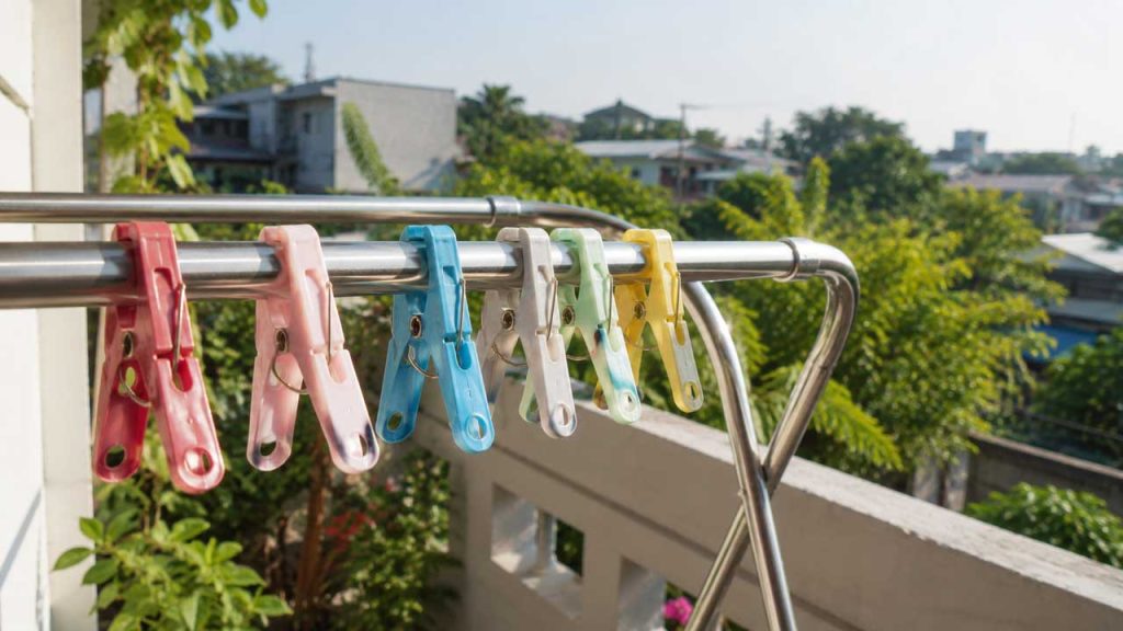 Không để kẹp quần áo ngoài nắng khi không sử dụng