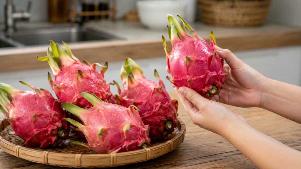 Không rửa thanh long trước khi bảo quản để hạn chế độ ẩm