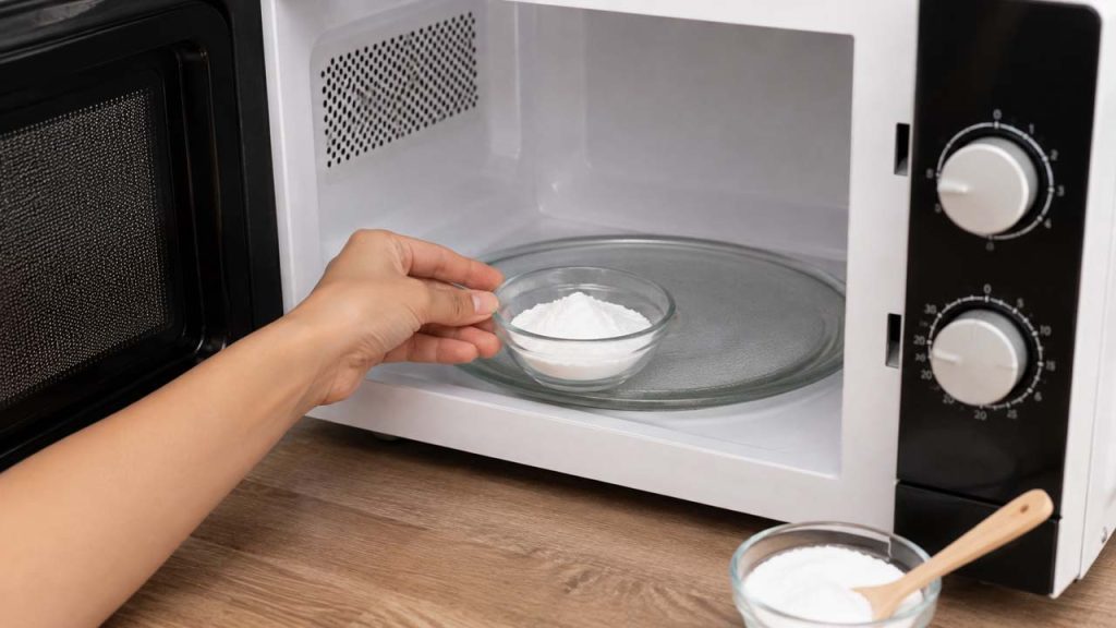Dùng baking soda để hút mùi lò vi sóng