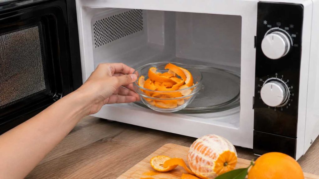 Khử mùi lò vi sóng bằng vỏ cam hoặc vỏ quýt