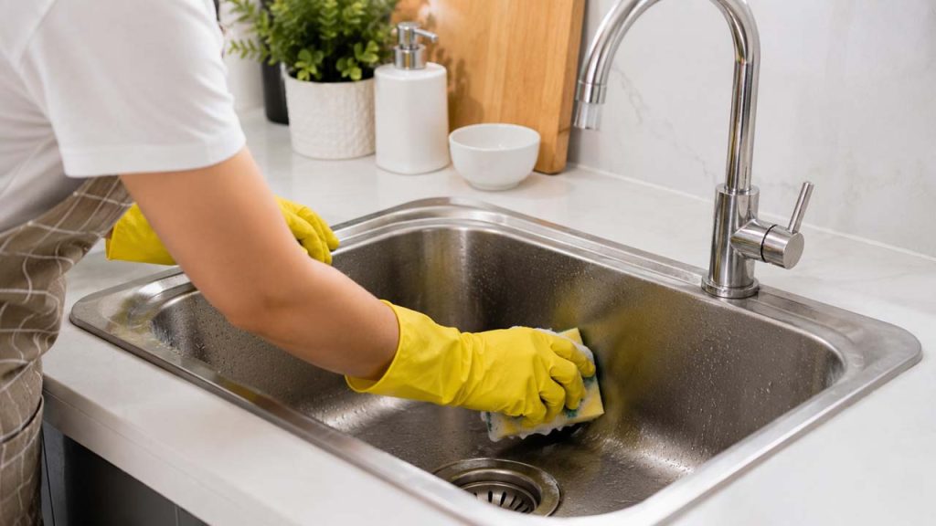 Làm sạch khu vực bồn rửa để hạn chế ruồi giấm