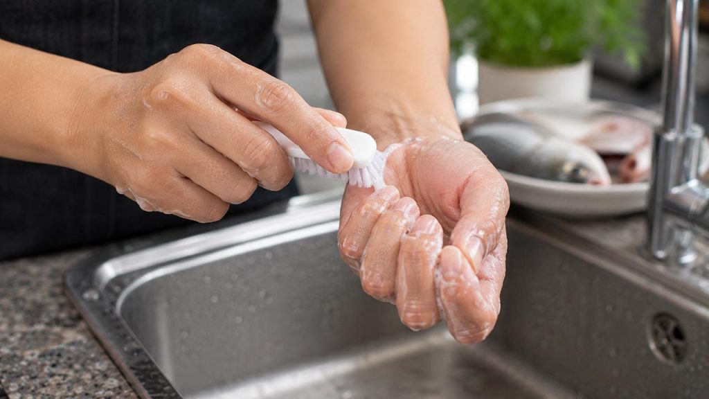 Làm sạch kỹ vùng quanh móng tay sau khi làm cá