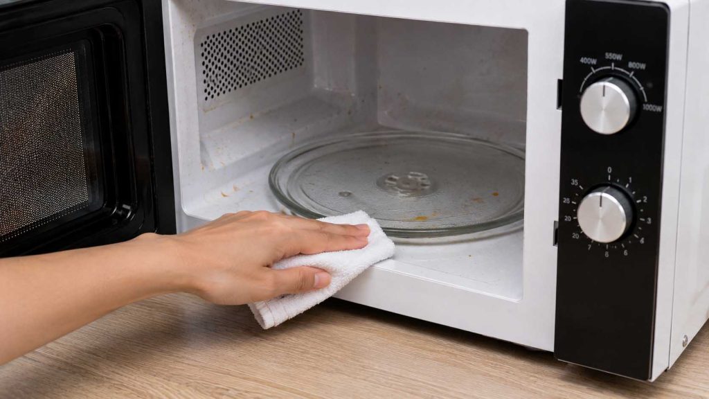 Lau sạch lò vi sóng ngay sau khi sử dụng