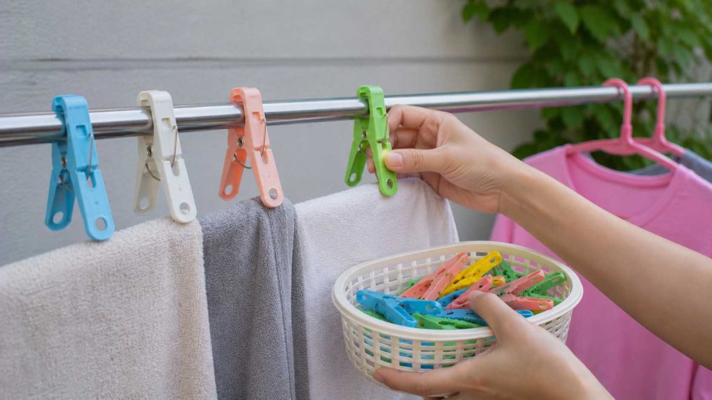Luân phiên sử dụng các kẹp quần áo trong giỏ