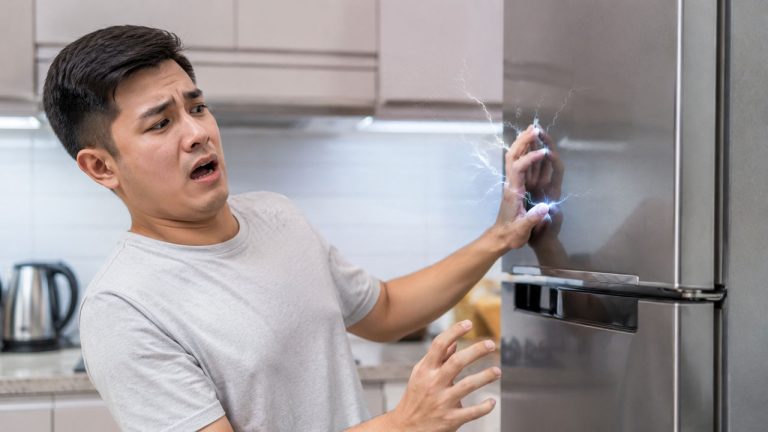 Mẹo chống giật điện nhẹ khi chạm vào tủ lạnh với người bị tê tay khi chạm vào tủ lạnh