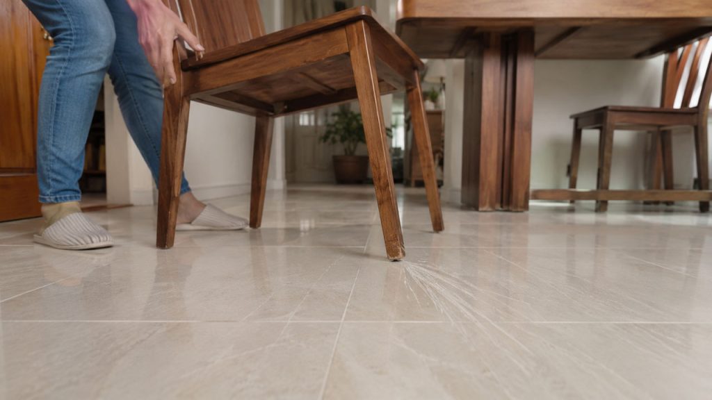 Mẹo giữ chân ghế không làm xước nền gạch men – 10 Cách đơn giản giúp sàn nhà luôn như mới