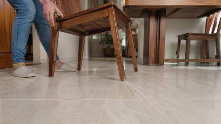 Mẹo giữ chân ghế không làm xước nền gạch men