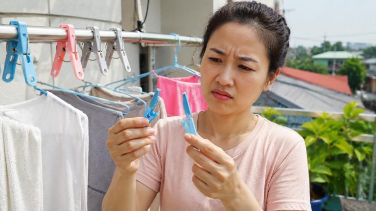 Mẹo giữ kẹp quần áo nhựa không bị giòn gãy