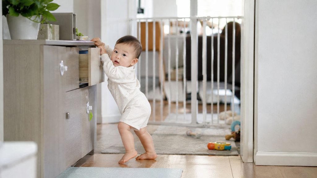 Mẹo Giữ Nhà An Toàn Khi Có Trẻ Tập Đi: 10 Giải Pháp Giúp Bé Khám Phá Mà Không Gặp Nguy Hiểm