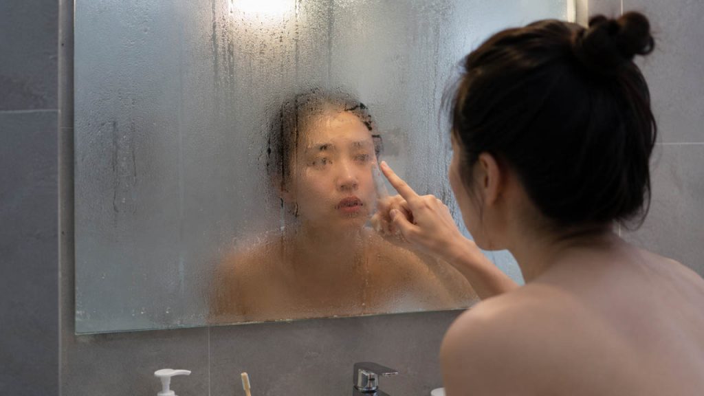 8 Mẹo hạn chế hơi nước đọng trên gương phòng tắm hiệu quả tại nhà