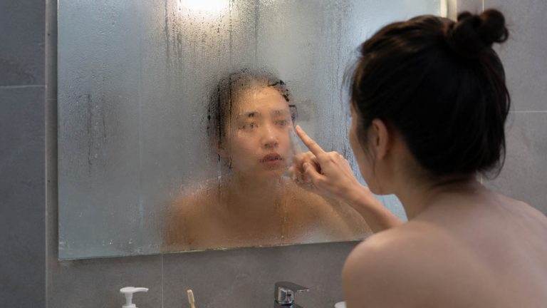 Mẹo hạn chế hơi nước đọng trên gương phòng tắm