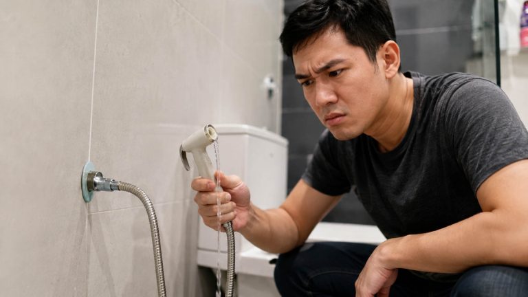 Mẹo xử lý vòi xịt vệ sinh bị rò rỉ tại nhà
