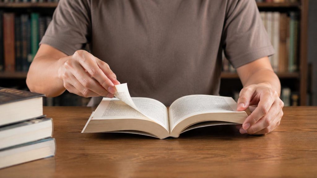Mở sách mới từ từ trong những lần đọc đầu tiên