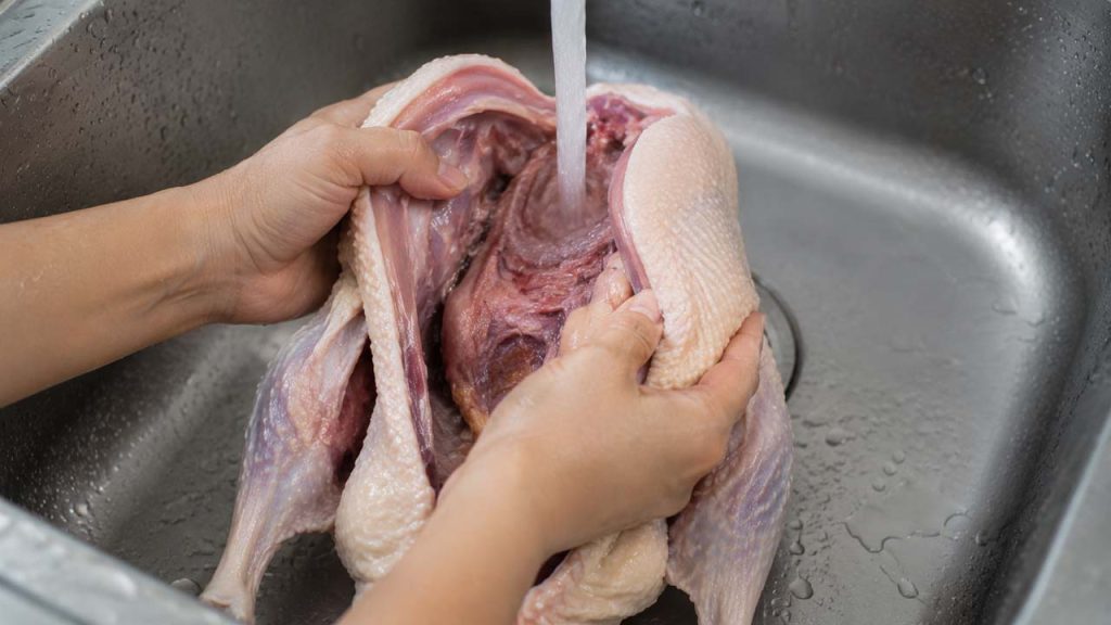 Rửa kỹ phần bụng bên trong của vịt