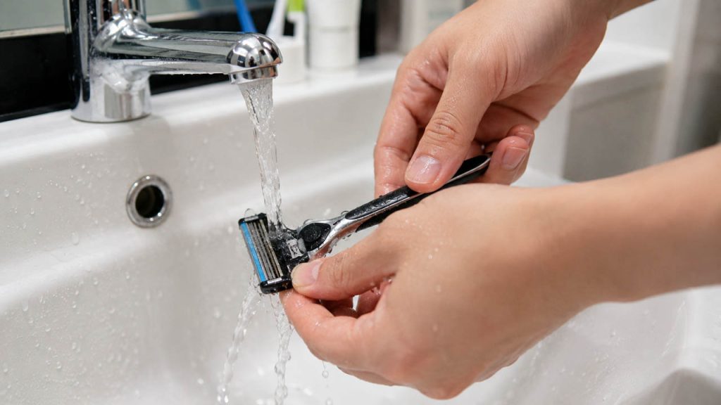 Rửa sạch dao cạo ngay sau khi sử dụng dưới vòi nước