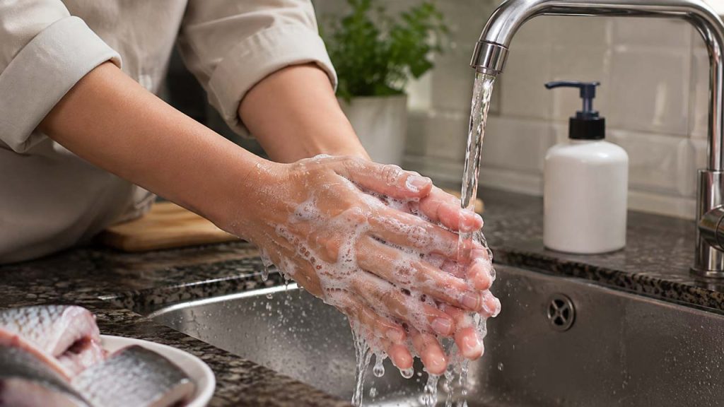 Rửa tay kỹ với xà phòng sau khi làm cá