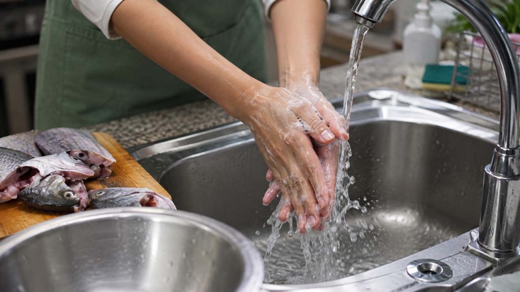 Rửa tay ngay sau khi sơ chế cá để giảm mùi tanh