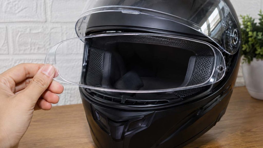 Sử dụng miếng Pinlock chống mờ kính mũ bảo hiểm