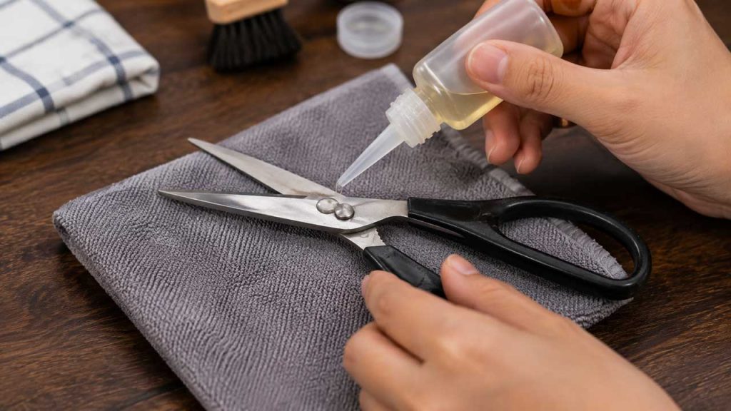 Thoa một lớp dầu mỏng lên phần kim loại của kéo