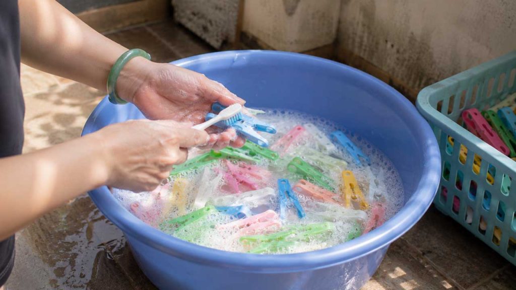 Vệ sinh kẹp quần áo nhựa định kỳ bằng nước sạch
