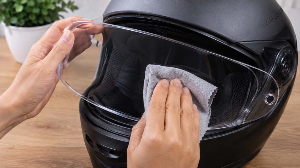 Vệ sinh mặt trong kính mũ bảo hiểm bằng khăn mềm