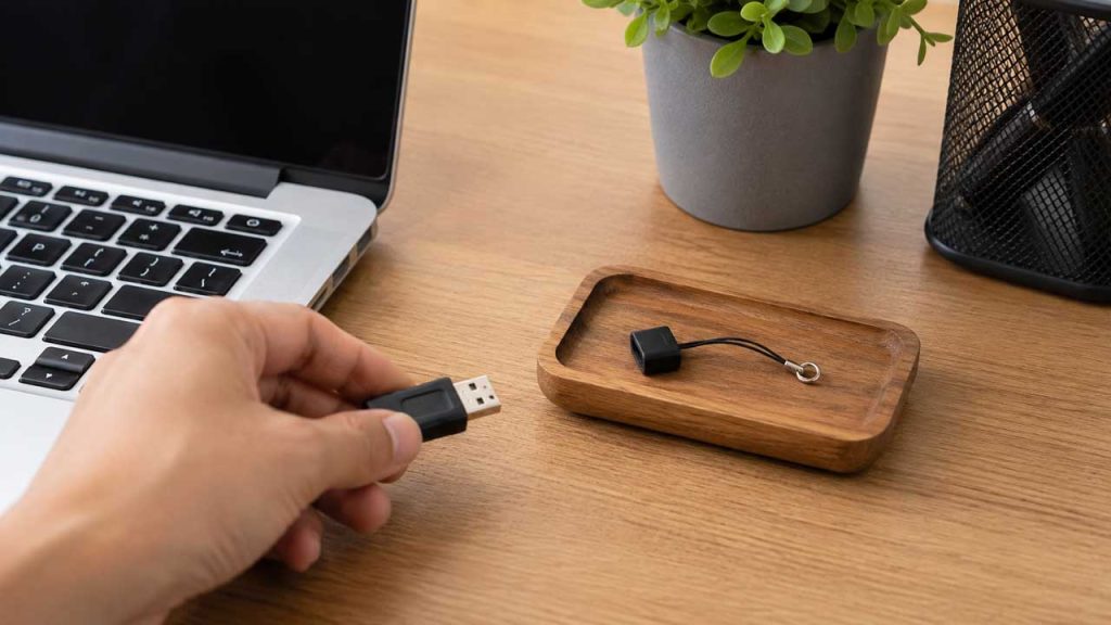 Tạo vị trí cố định để đặt nắp USB