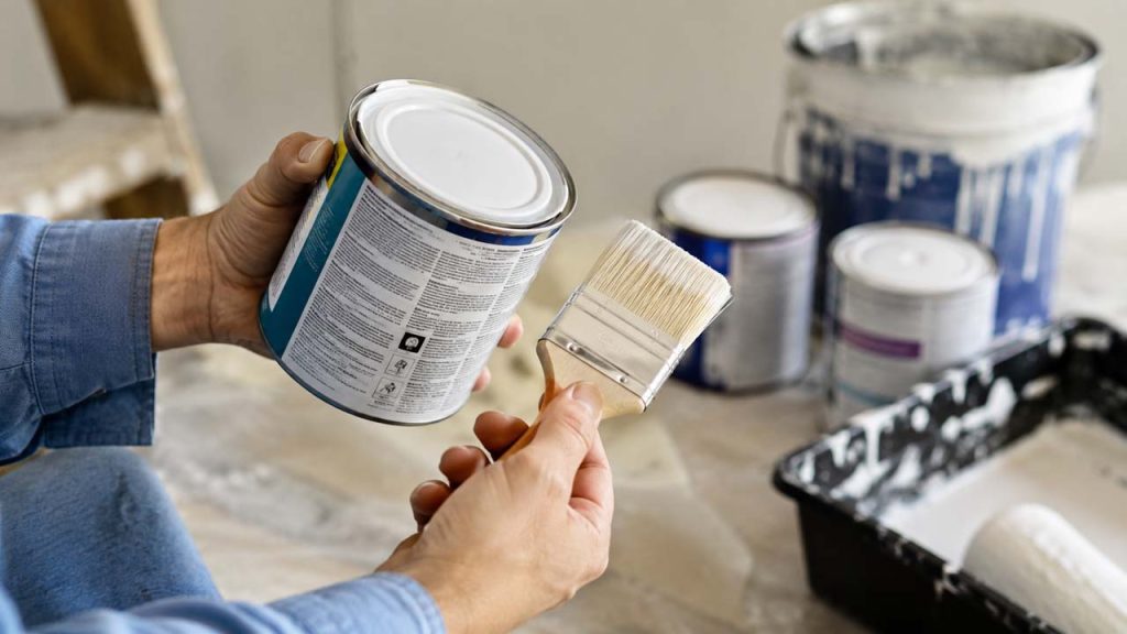 Xác định loại sơn trước khi vệ sinh cọ