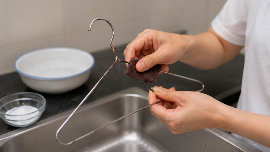 Xử lý móc quần áo kim loại khi xuất hiện rỉ sét nhẹ