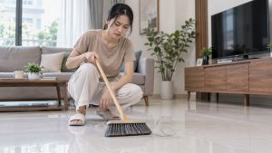 Mẹo gom tóc trên sàn nhà nhanh hơn khi tóc bị bay lúc quét